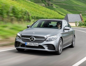 Mercedes-Benz triệu hồi hơn 28.000 xe C-Class có nguy cơ rơi ắc quy